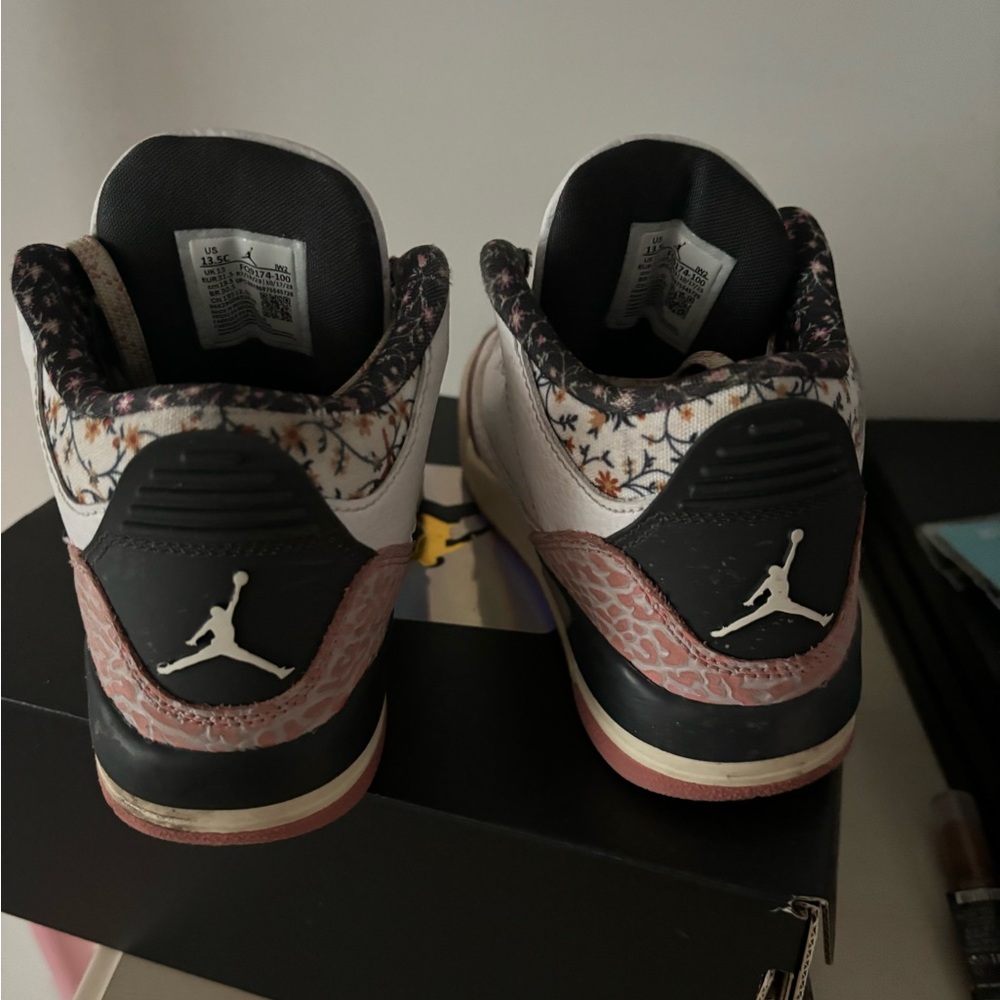 Kid Jordan 3s - Picture 3 of 3